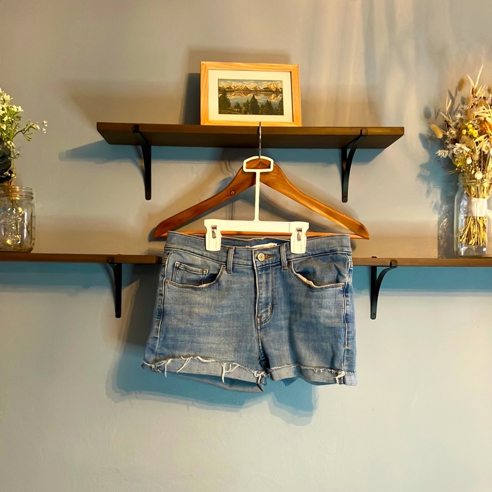 Levi’s Women’s classic boot jean shorts | size 4